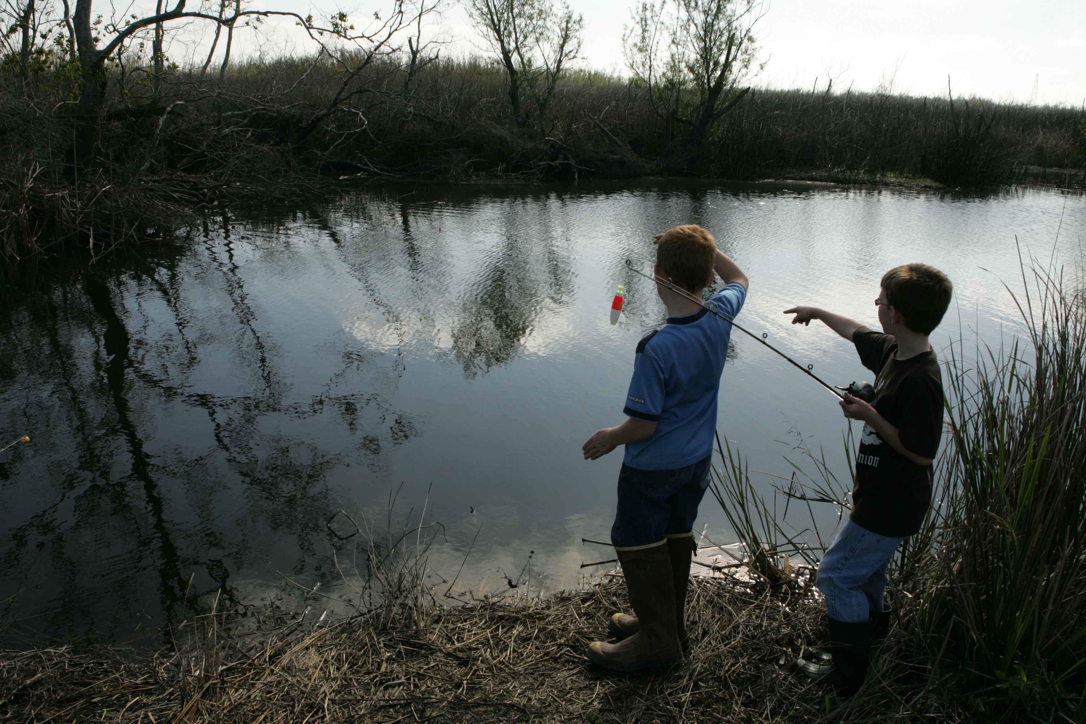 Мальчик ловил рыбу на реке. Дети ловят рыбу. Мальчик Рыбак. Дети на озере. Дети на берегу реки.