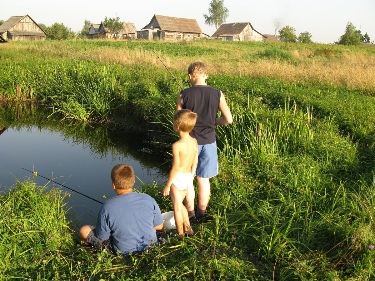 Ребятишки выросшие на селе. Лето у бабушки в деревне. Лето в деревне дети. Лето в деревне на речке. Летом на речке.
