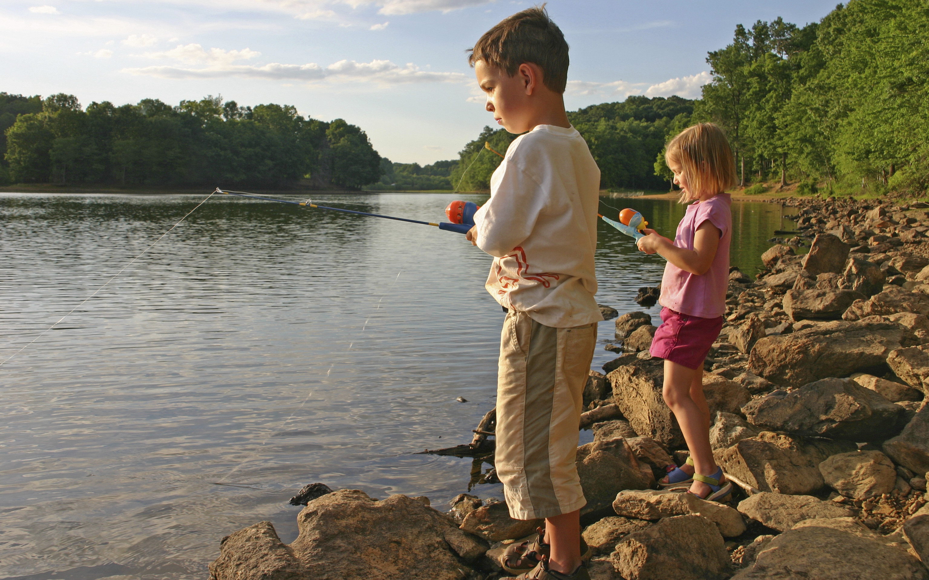 Рыбачить летом дети