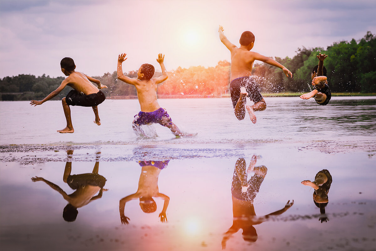 Дети прыгают в воду