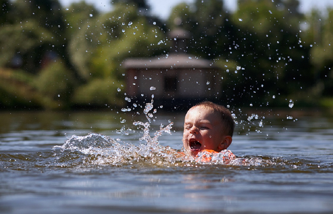 Зеленый купаться. Река для детей. Малыш купается. Малыш на речке. Дети плавают в реке.