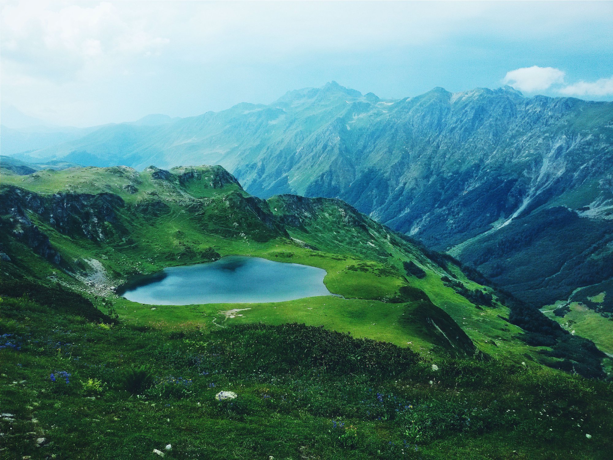 7 озер в мае. Долина 7 озер Абхазия. Альпийские Луга Абхазия. Озеро VPS Альпийские Луга. Озеро Мзы и Альпийские Луга.