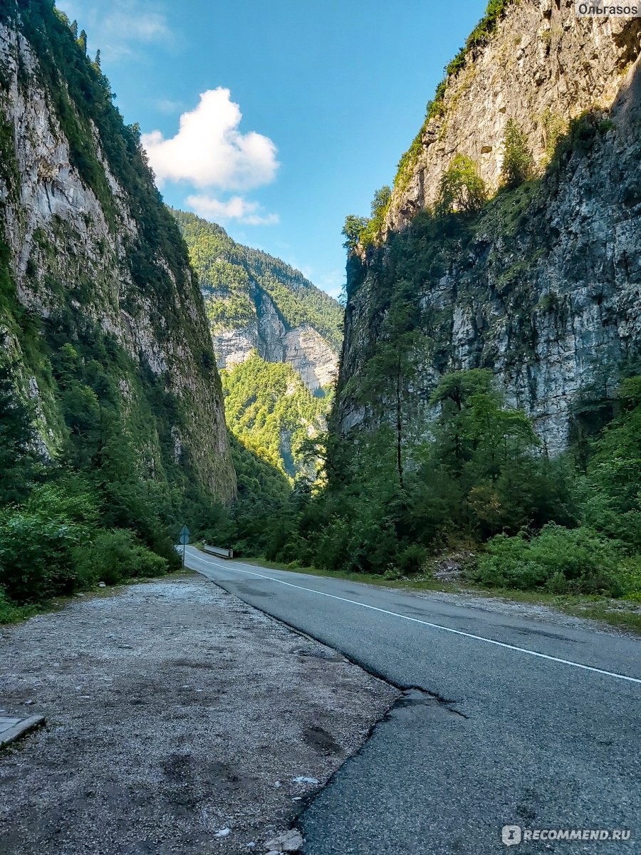 Дорога на озеро рица. Юпшарский каньон каменный мешок. Каменный мешок в Абхазии ущелье. Юпшарский каньон каменный мешок в Абхазии. Юпшарский каньон Абхазия ворота.