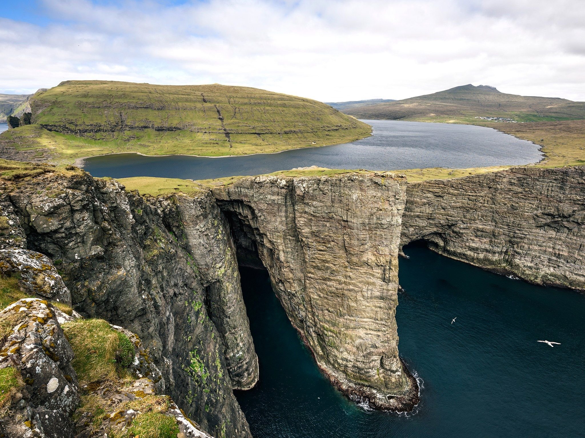 озеро над океаном сорвагсватн на фарерских островах