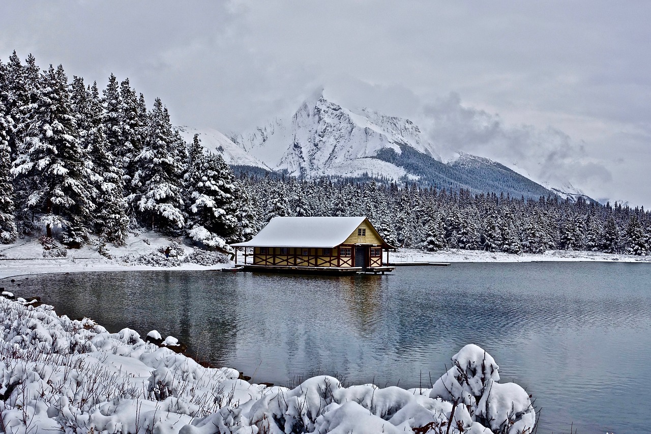 Домик у озера зима