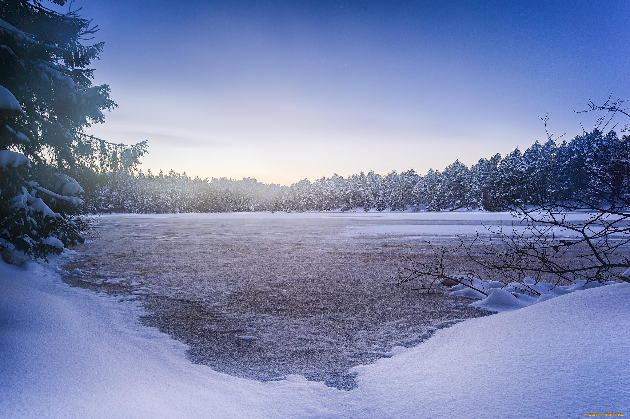 Зима на берегу озера. Чудское озеро зима. Чудское озеро зимой. Зимняя река. Зимний пейзаж.
