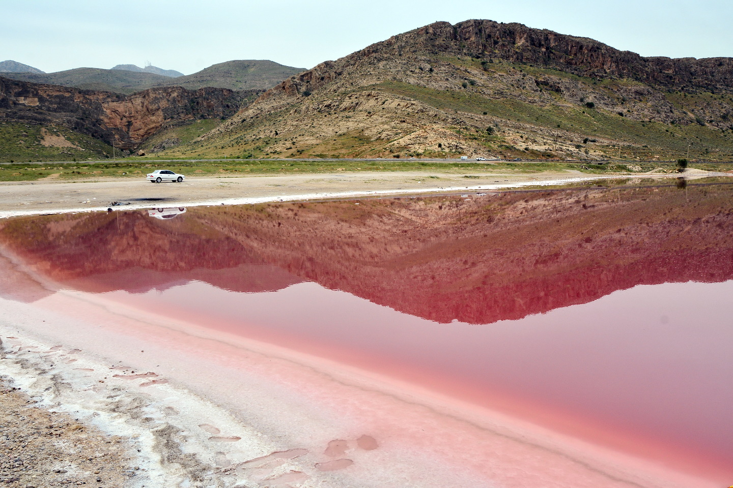 Красные озера где. Озеро Мехарлу Иран. Красное озеро Иран Шираз. Хакасия оз. Красное озеро. Кровавое озеро (Черский).