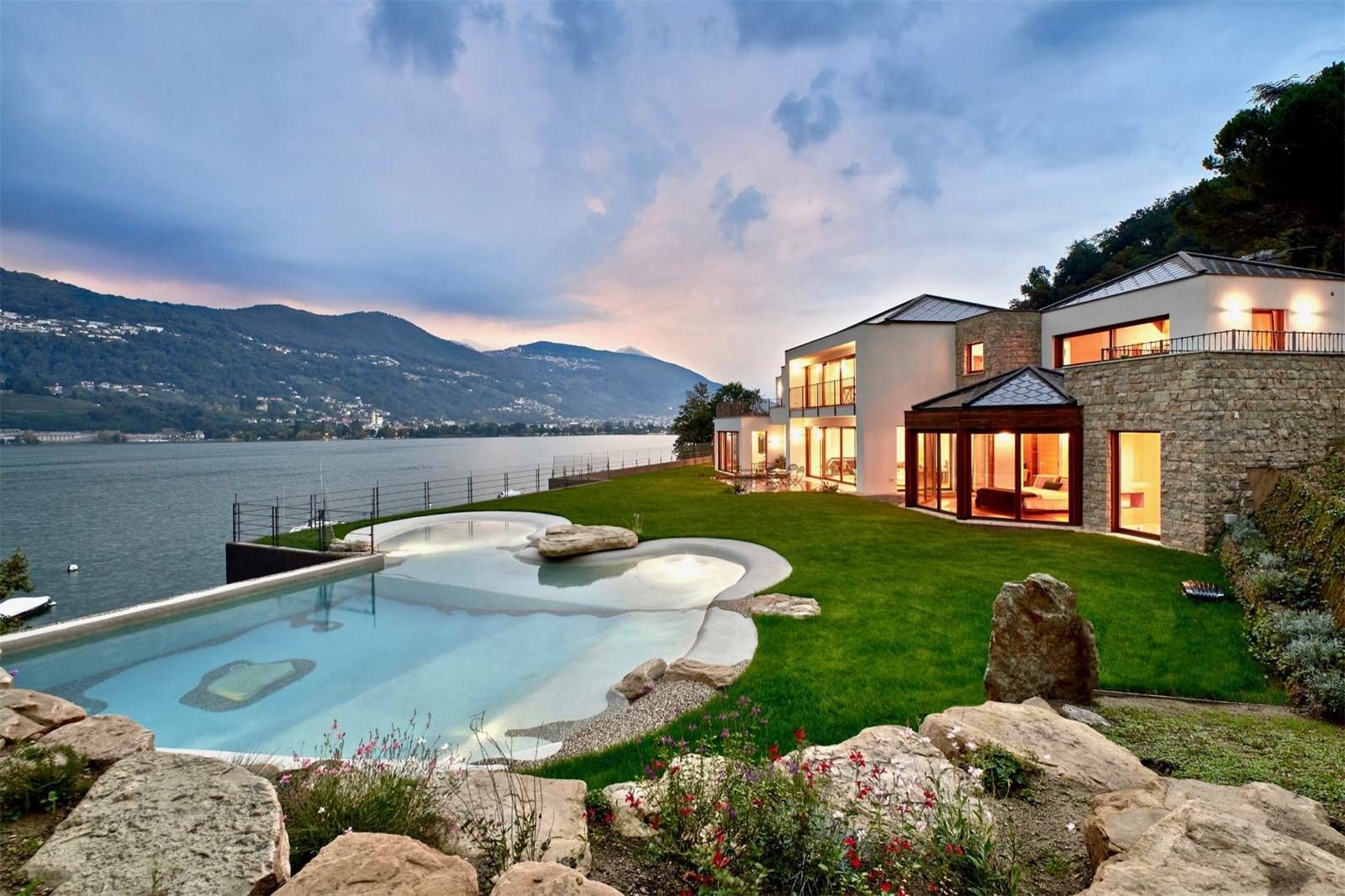 Дом у Женевского озера в Женеве