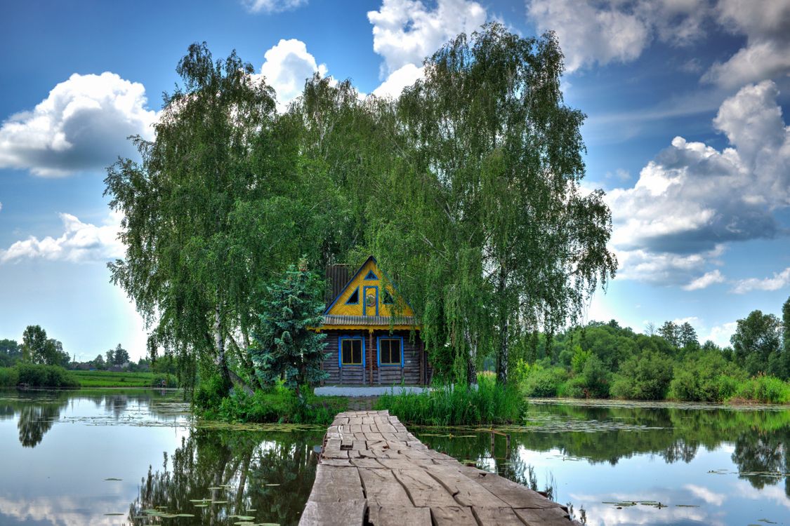 Фото домик в деревне у реки в