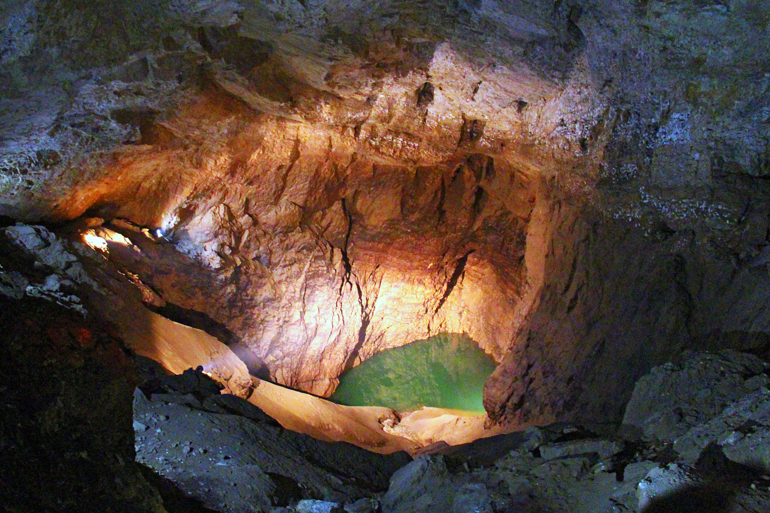 Туркмения подземное озеро