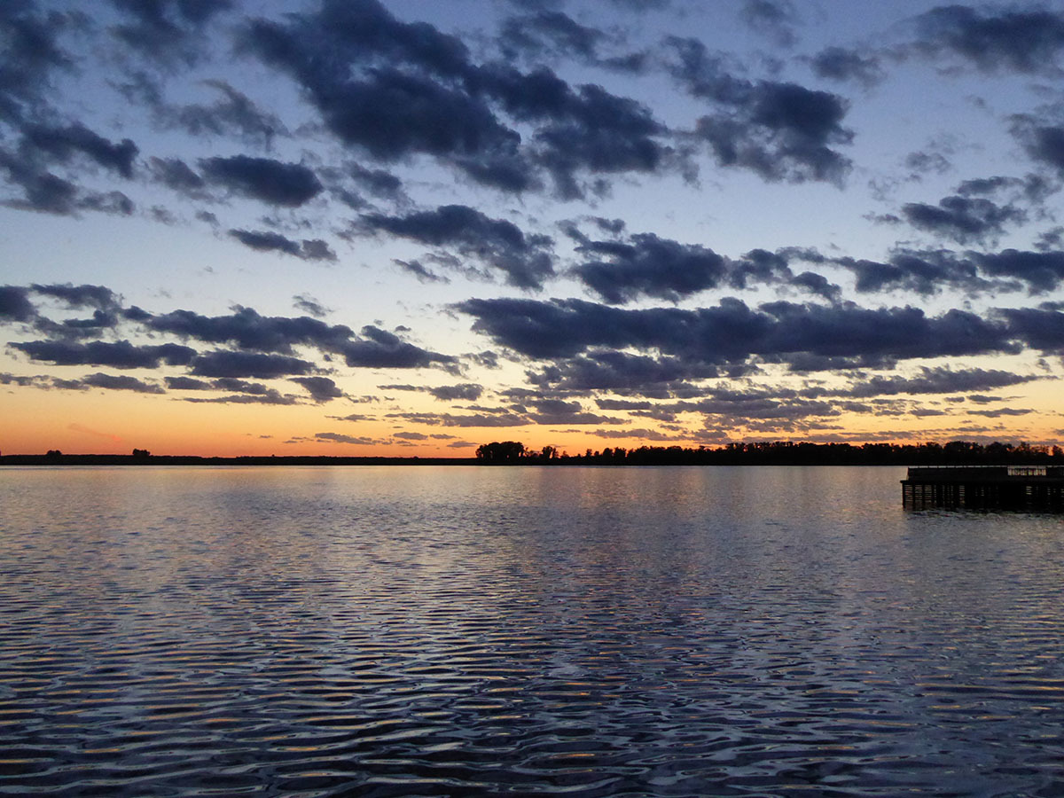 Поселок озеро карачи. Озеро Карачи Новосибирская область. Санаторий озеро Карачи. Озеро Карачинское санаторий. Карачи курорт соленое озеро.