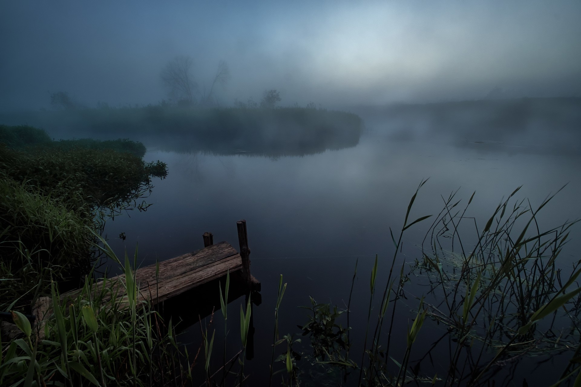 Тихи пруды холод и мрак вод их. Озеро в тумане ночью. Мрачное озеро. Озеро Эстетика. Страшное озеро.