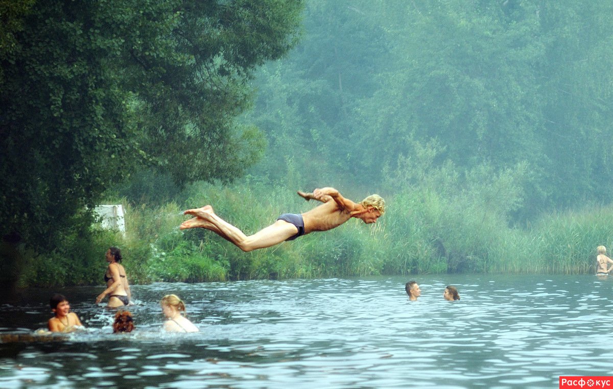 Лето люди купаются