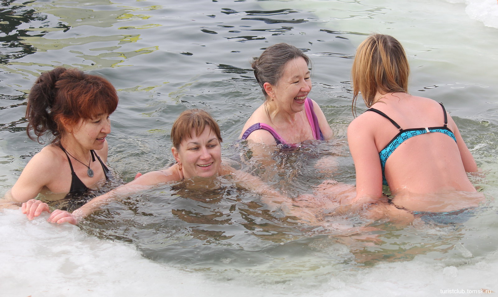 Искупалась видео. Женщины купаются с детьми. Две женщины купаются. Женщины купаются в озере ретро.
