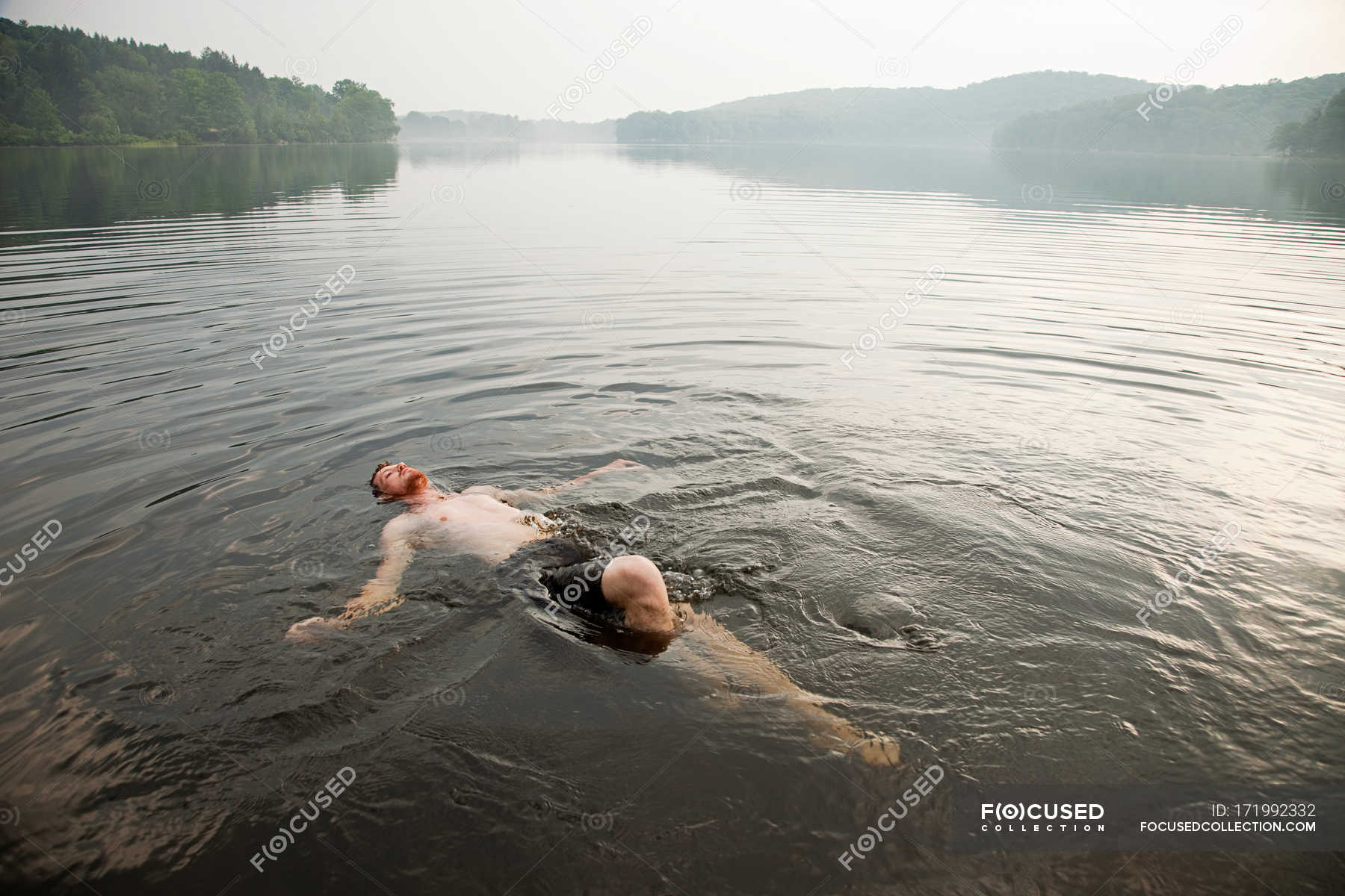 Пока муж купался. Купаться в озере. Плавать в озере. Парни купаются. Парни купаются на озере.