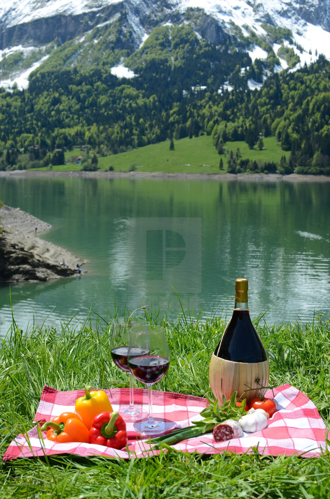 Озеро пикник. Вино пикник Pique-nique. Пикник в горах. Пикник у озера. Пикник шашлык на природе.