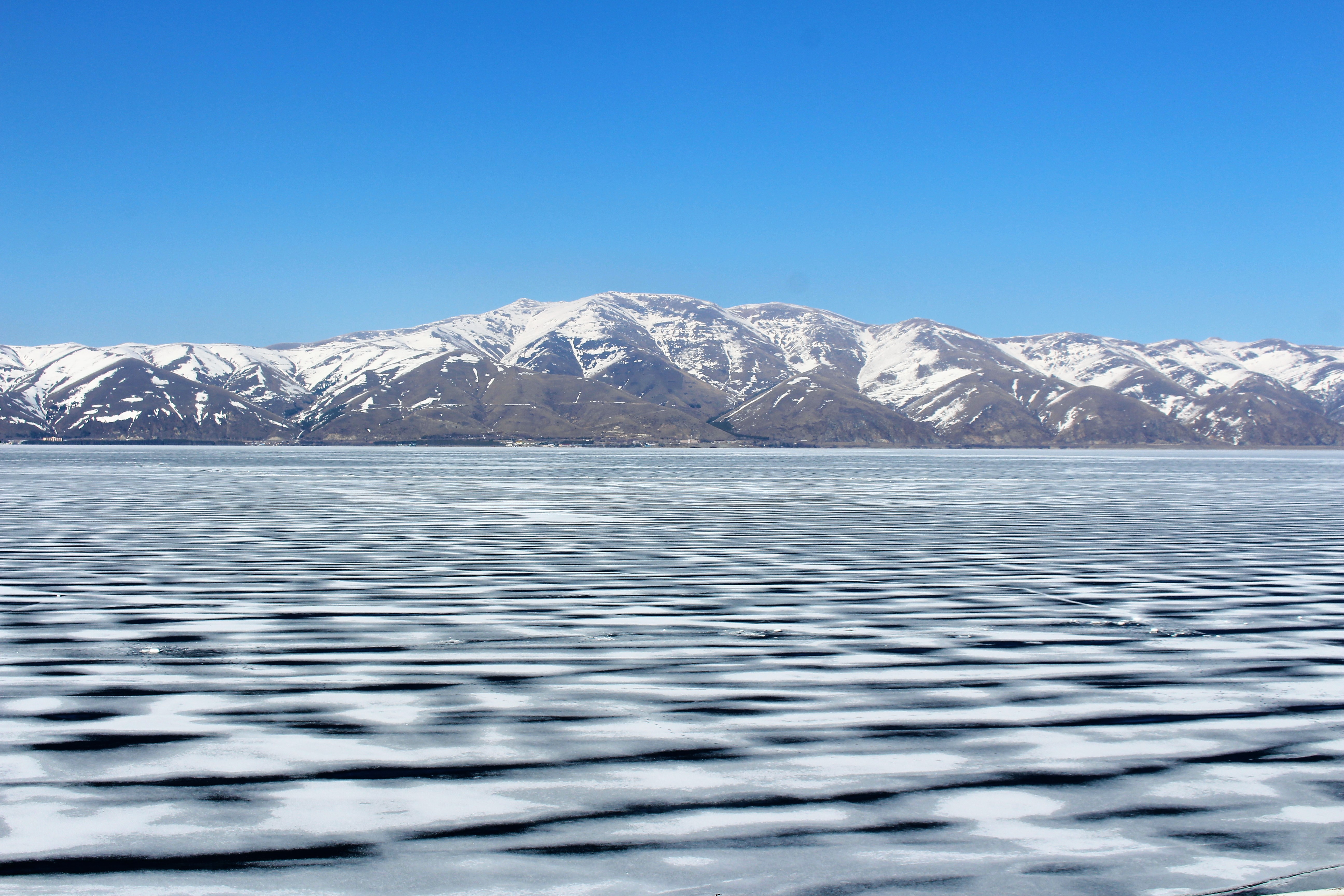 Глубина озера севан. Озеро Севан. Полуостров Севан Армения. Озеро Севан Армения зимой. Озеро Севан Мартуни.