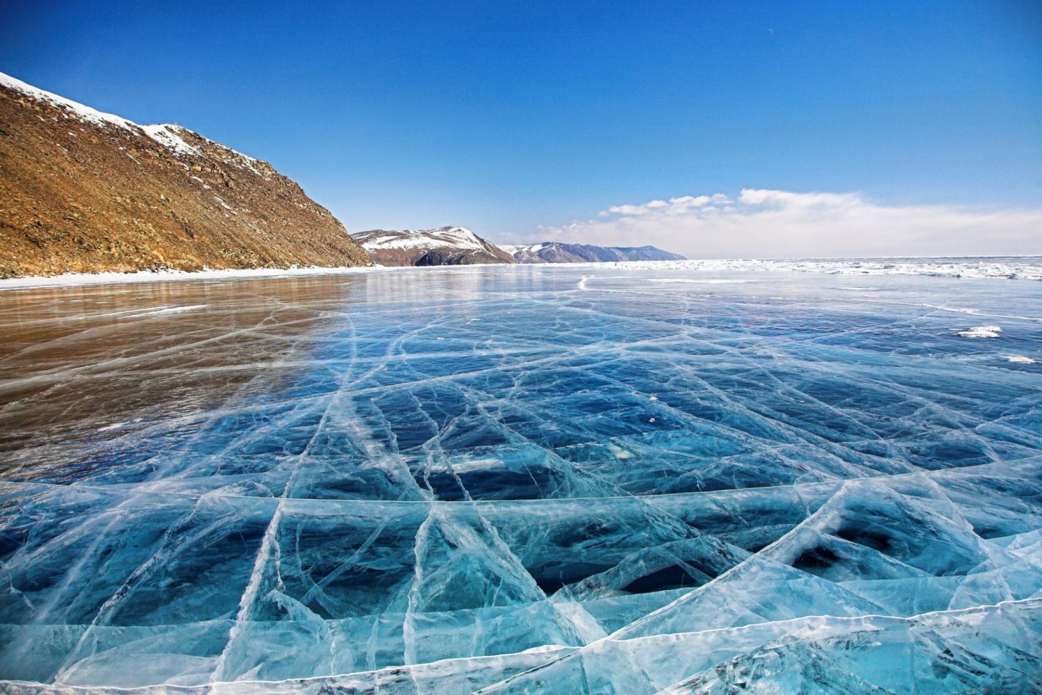 Озеро байкал замерзает