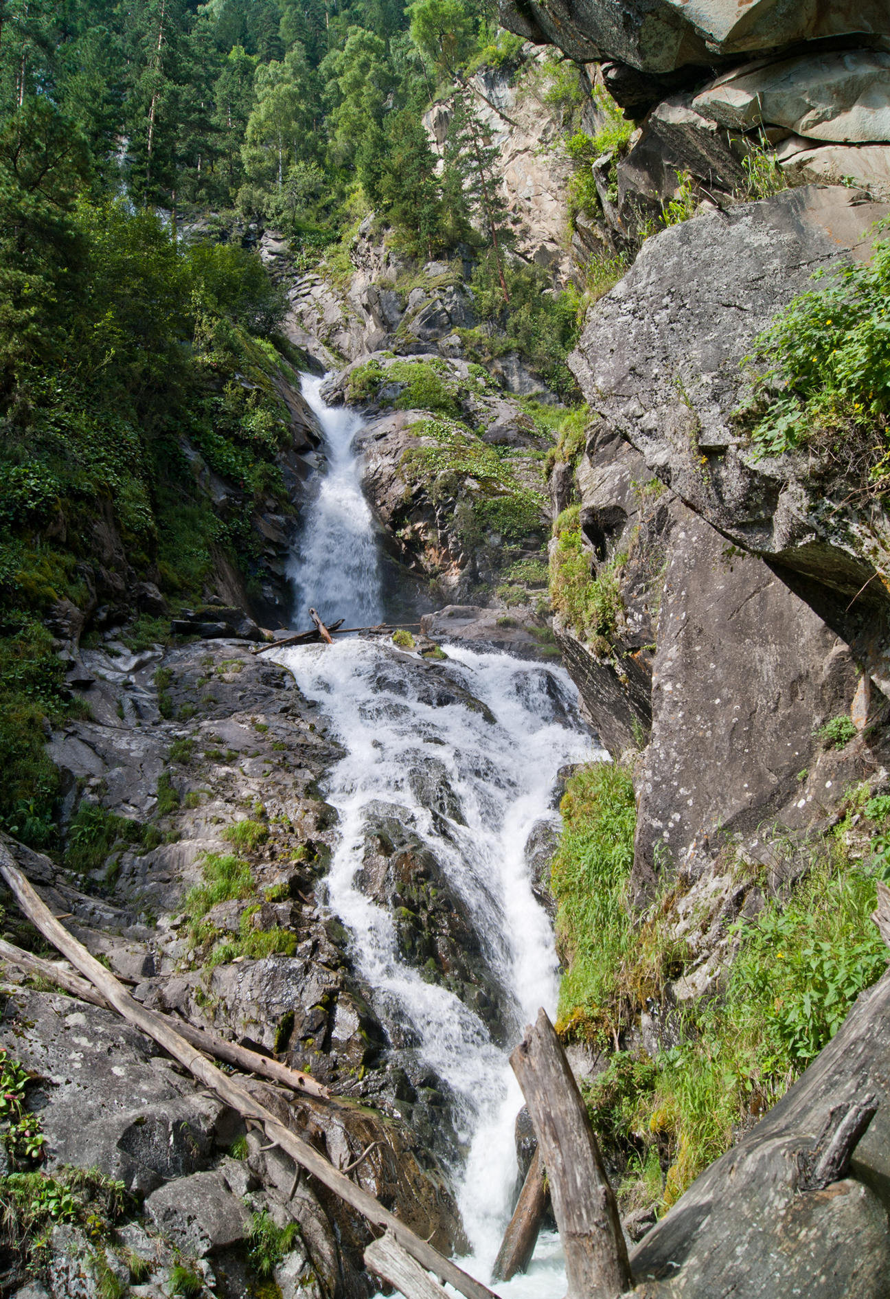 водопад чодор на телецком озере