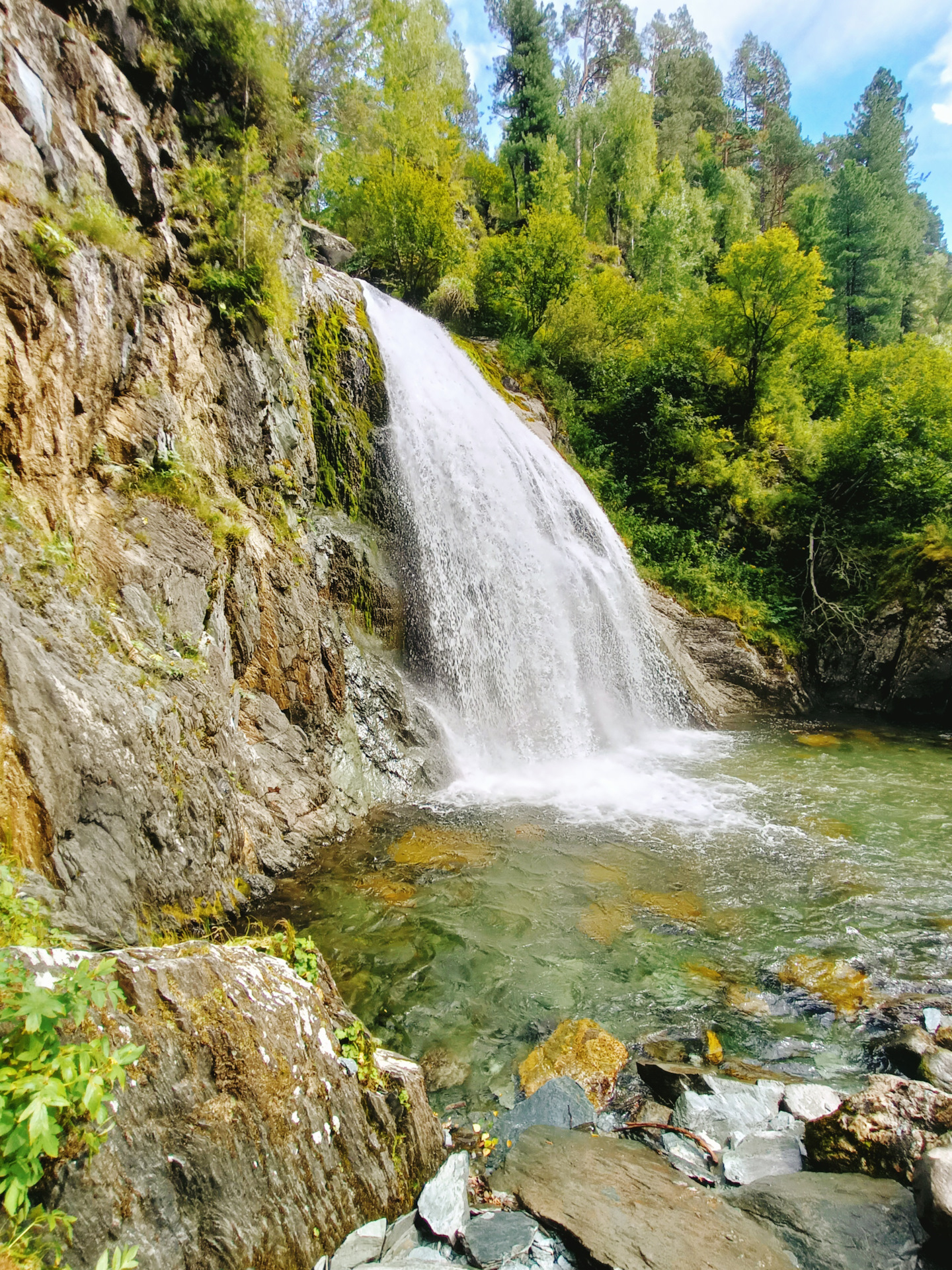 Водопад Корбу на Телецком. Телецкое озеро водопады. Водопад Аю-Кечпес. Водопад Корбу на Телецком озере фото.