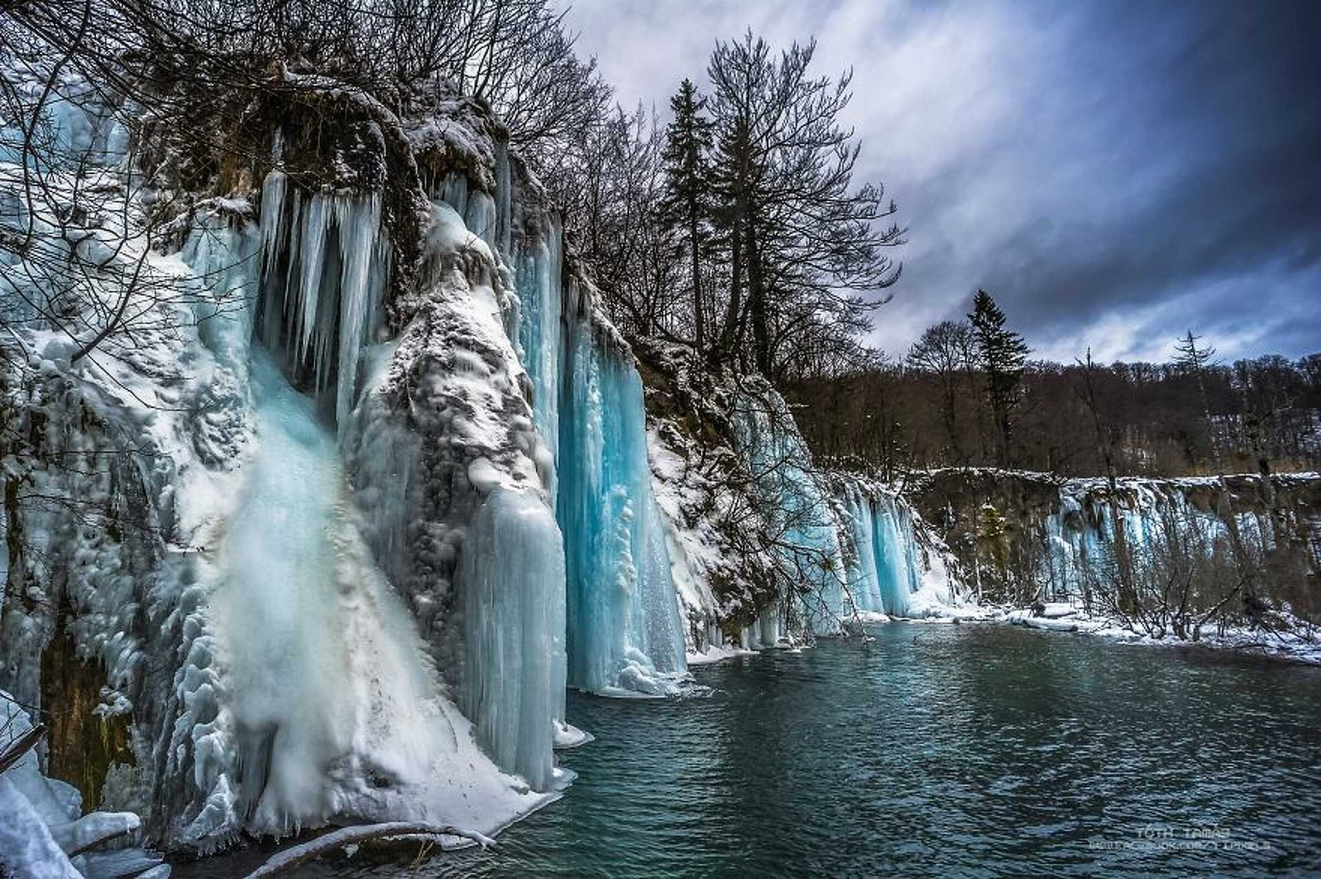 Зима фото водопад. Национальный парк Плитвицкие озера Хорватия. Водопад Плитвицкие озера в Хорватии. Водопады Ридо Оттава. Водопады Хорватии Плитвицкие озера зимой.