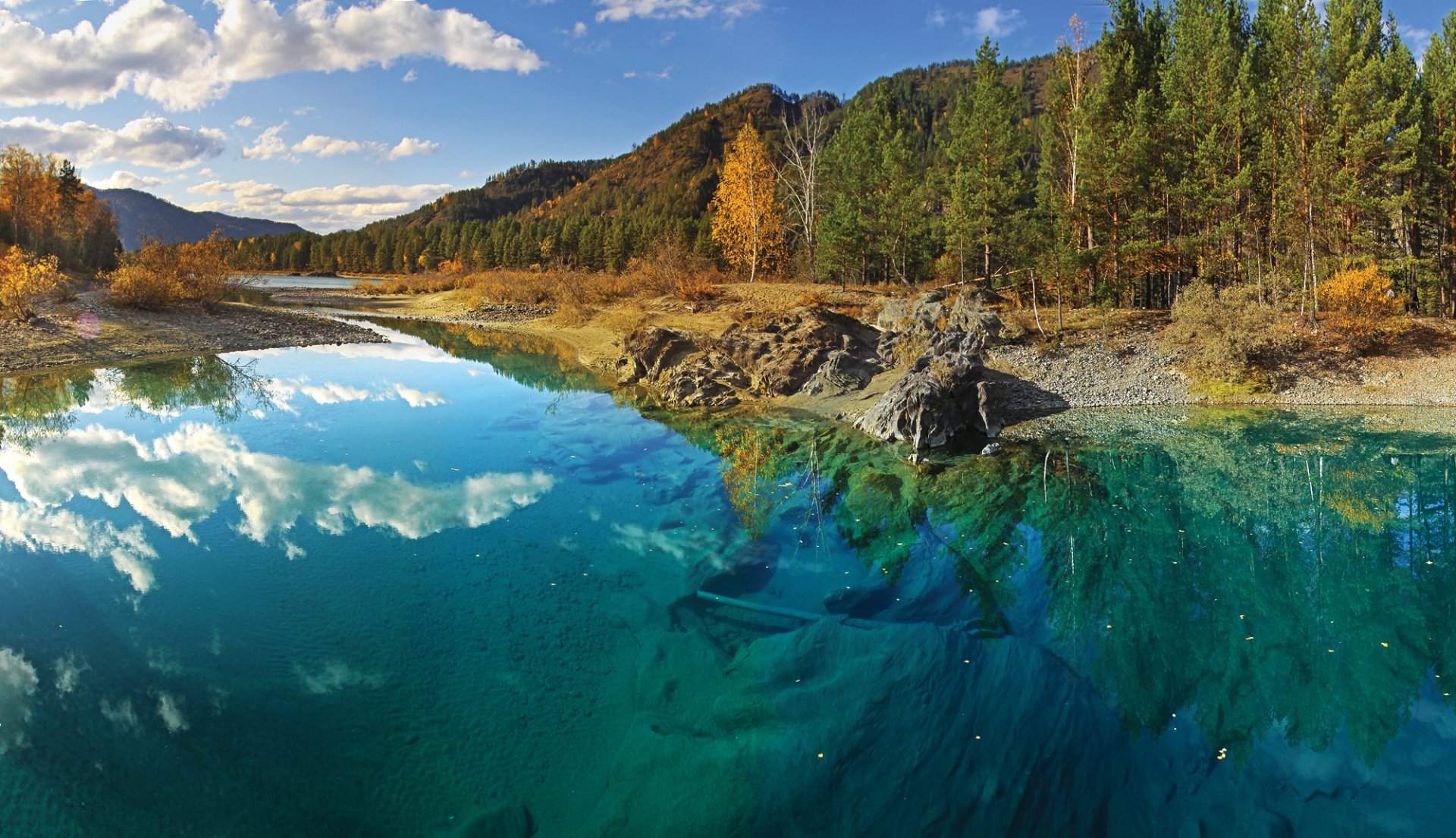 И тихая прозрачная вода. Аскатские голубые озера горный Алтай. Голубые озера горный Алтай Чемал. Голубые озёра (Катунь) озёра Республики Алтай. Глаза Катуни голубые озера.
