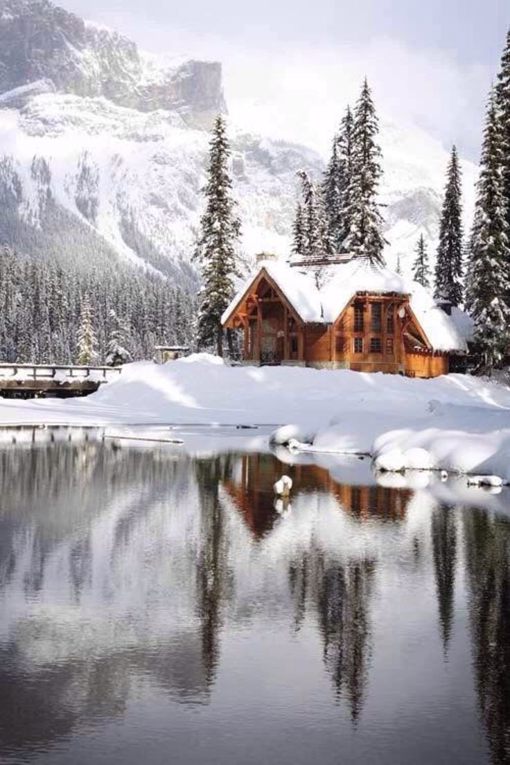 Дом у озера зимой