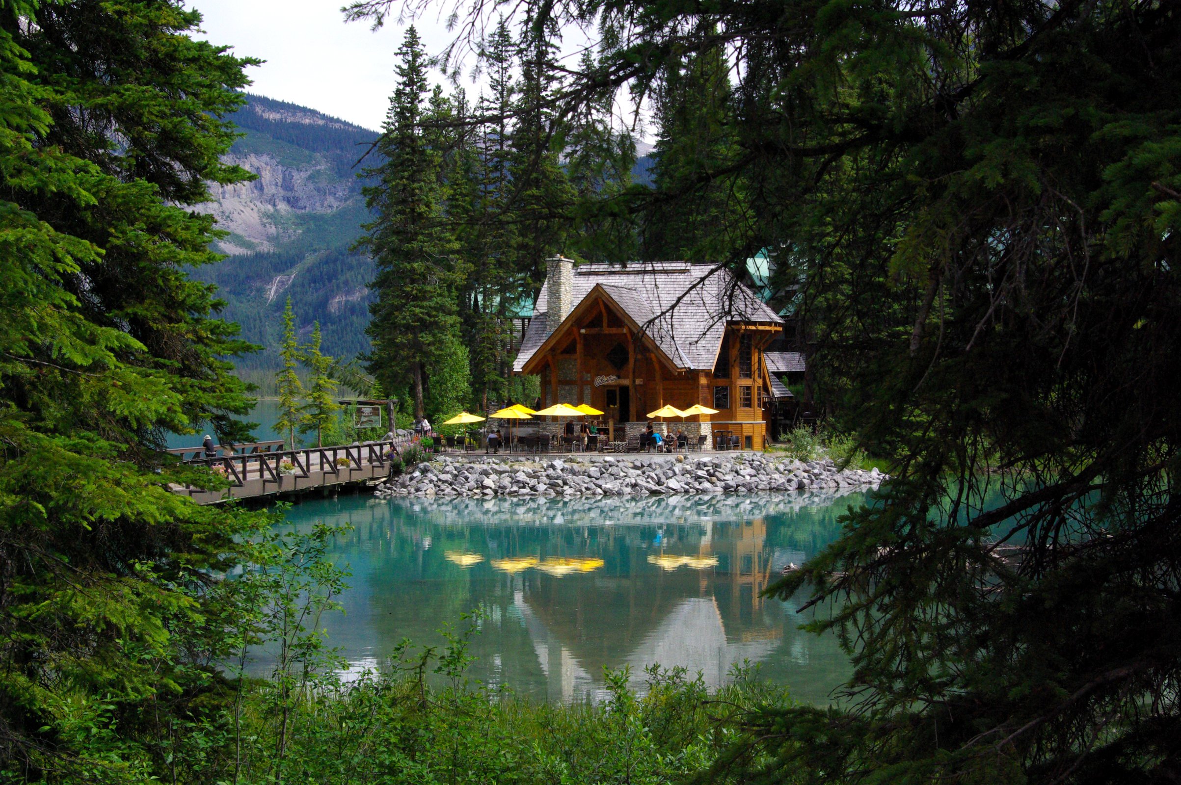 дом в лесу на озере
