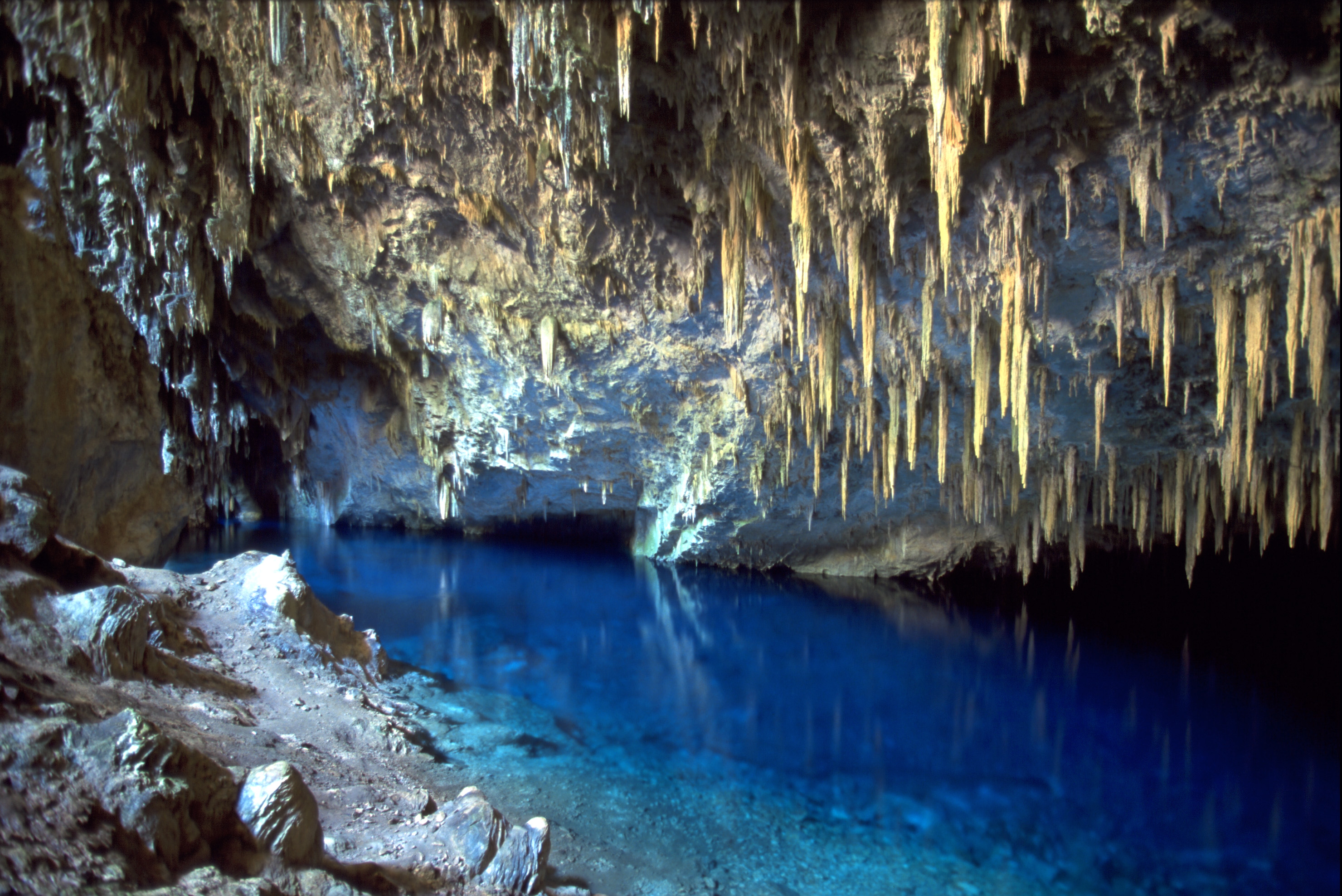 Вода в подземных реках и озерах. Пещера голубое озеро Кампу-Гранди. Пещера Постойна яма Словения. Пещера Бонито в Бразилии. Подземная река Пуэрто-Принсеса.