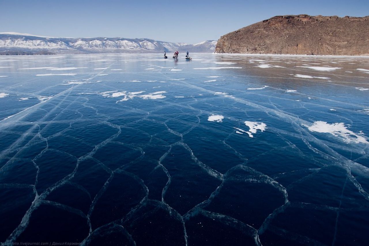 Озера озеро лед ледяной. Озеро Байкал лед. Оз Байкал лед. Озеро Байкал зимой лед. Замерзшее озеро Байкал.
