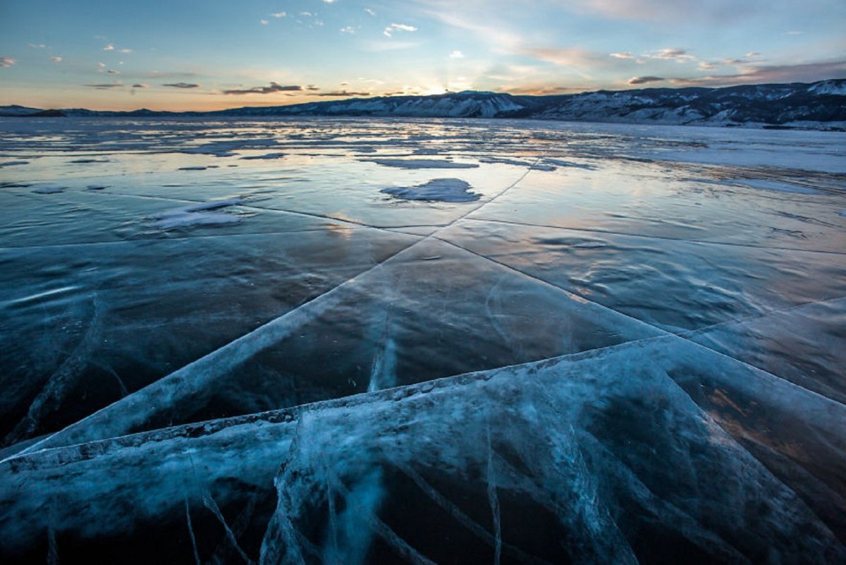 Вода в Байкале подо льдом