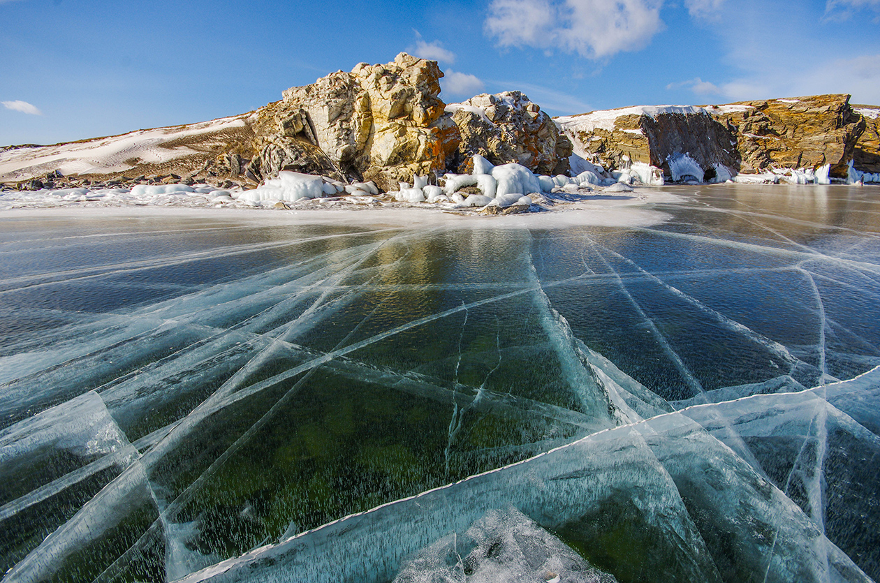 Прозрачный лед озера. Прозрачный лед Байкала Ольхон. Зимний Байкал Ольхон. Замерзшее озеро Байкал. Озеро Байкал лед.