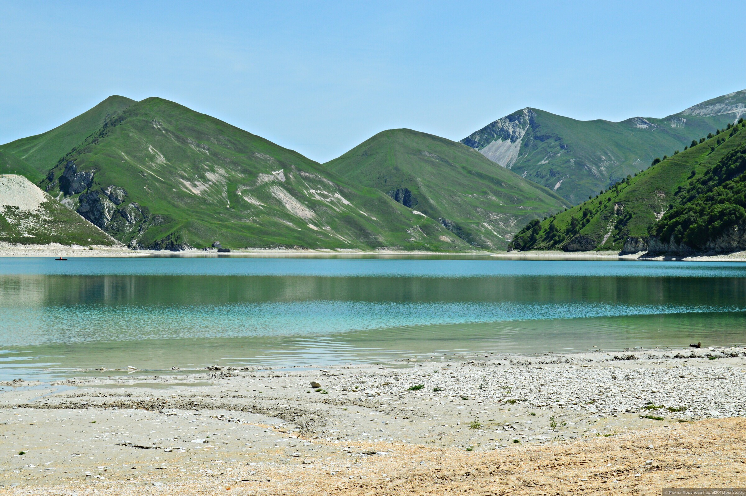 Озера чеченской республики. Озеро в Чечне Кезеной. Казеной-ам озеро. Озеро Кезеной-ам Чеченская Республика. Озеро Кезенойам Дагестан.