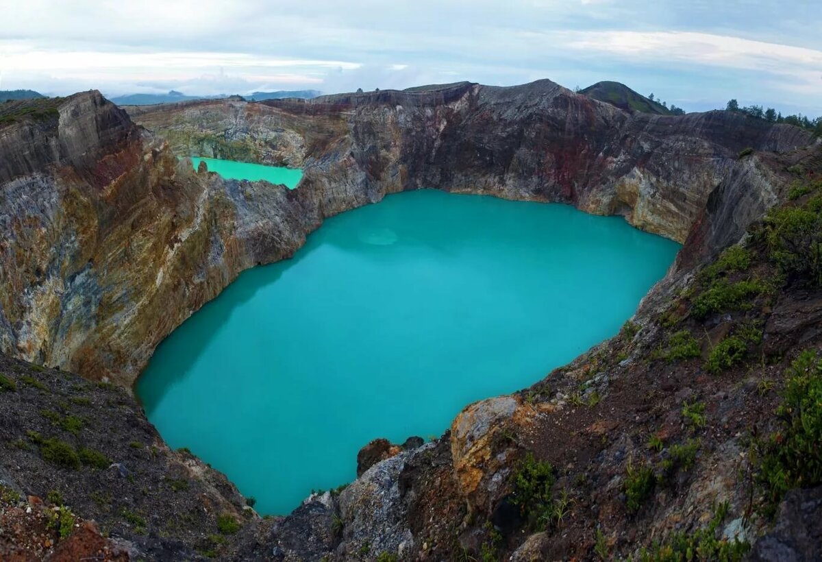 Разноцветные озера вулкана Келимуту