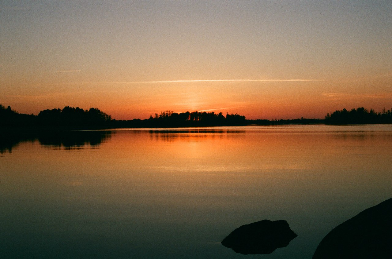Озера тихие озера дальние. Озеро тихое Светлогорск. Озеро тихое Светлогорск ночь. Горы на Вуоксе. Озеро Вуокса.