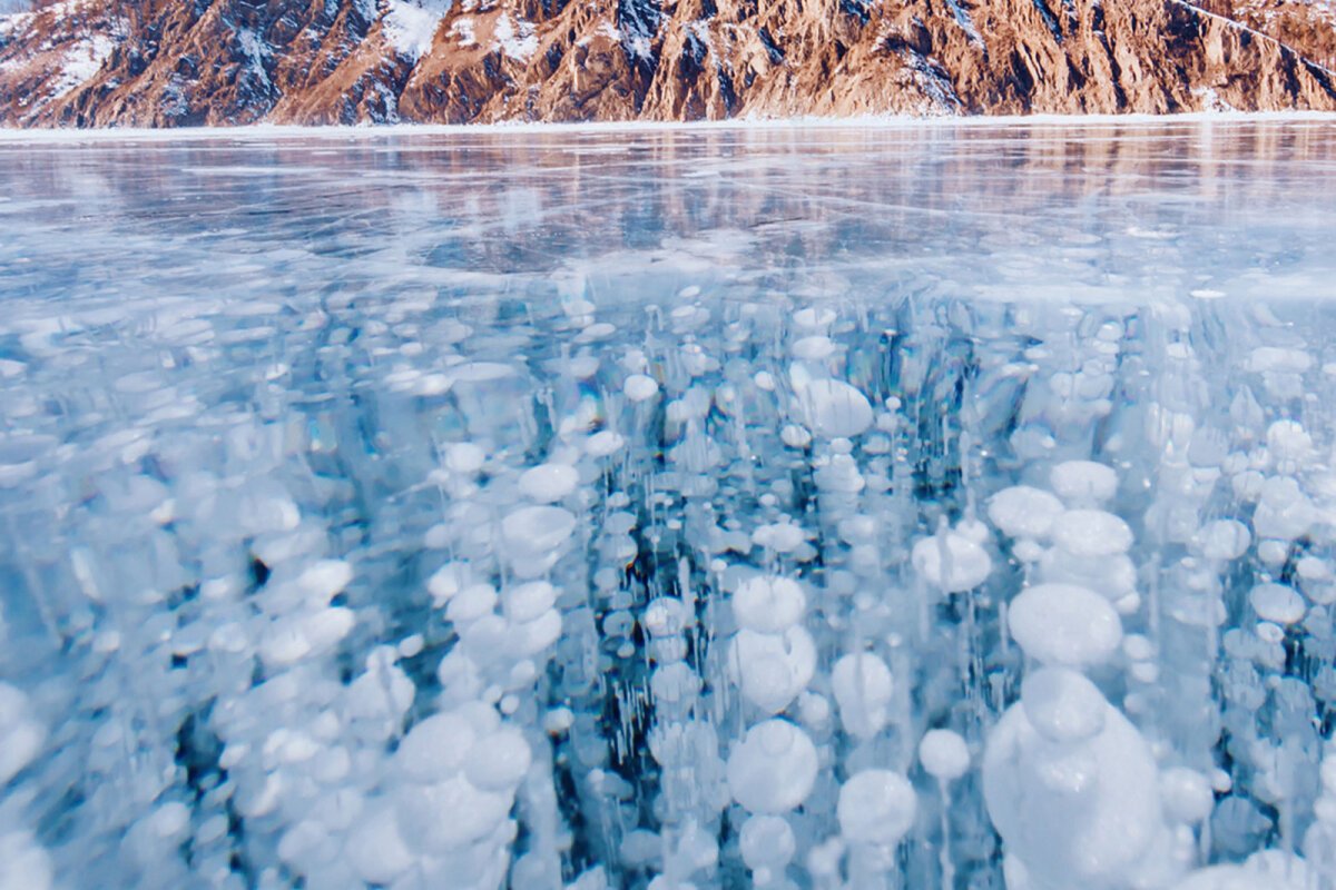 Мелкий лед на воде. Голоустное Байкал пузырьки. Метановые пузырьки на Байкале. Пузырьки на Байкале большое Голоустное. Большое Голоустное Байкал пузырьки во льду.