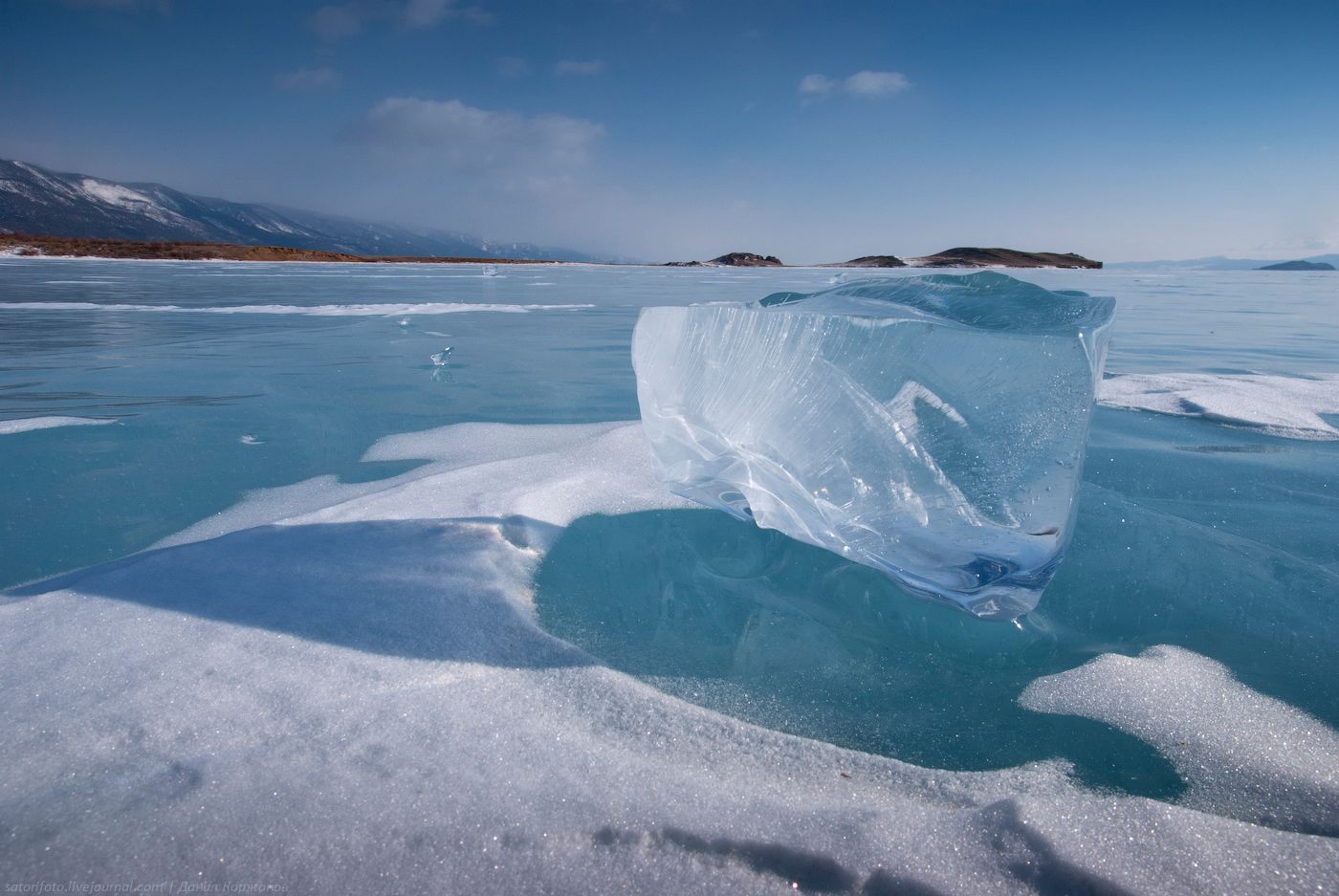 Бирюзовый лёд озера Байкал