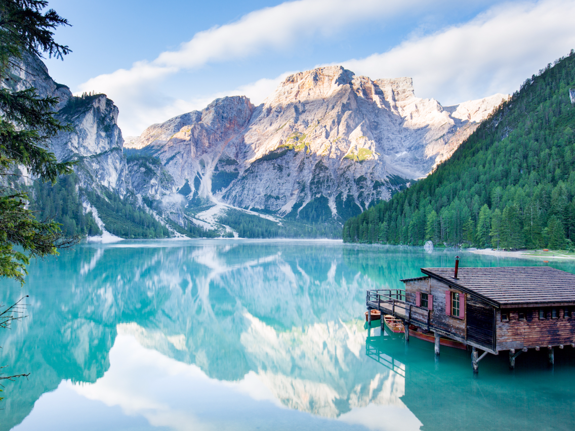 Красивые места. Доломитовые Альпы озеро Брайес. Озеро Брайес. Доломитовые Альпы, Италия.. Картина озеро Брайес. Озеро Брайес кот.