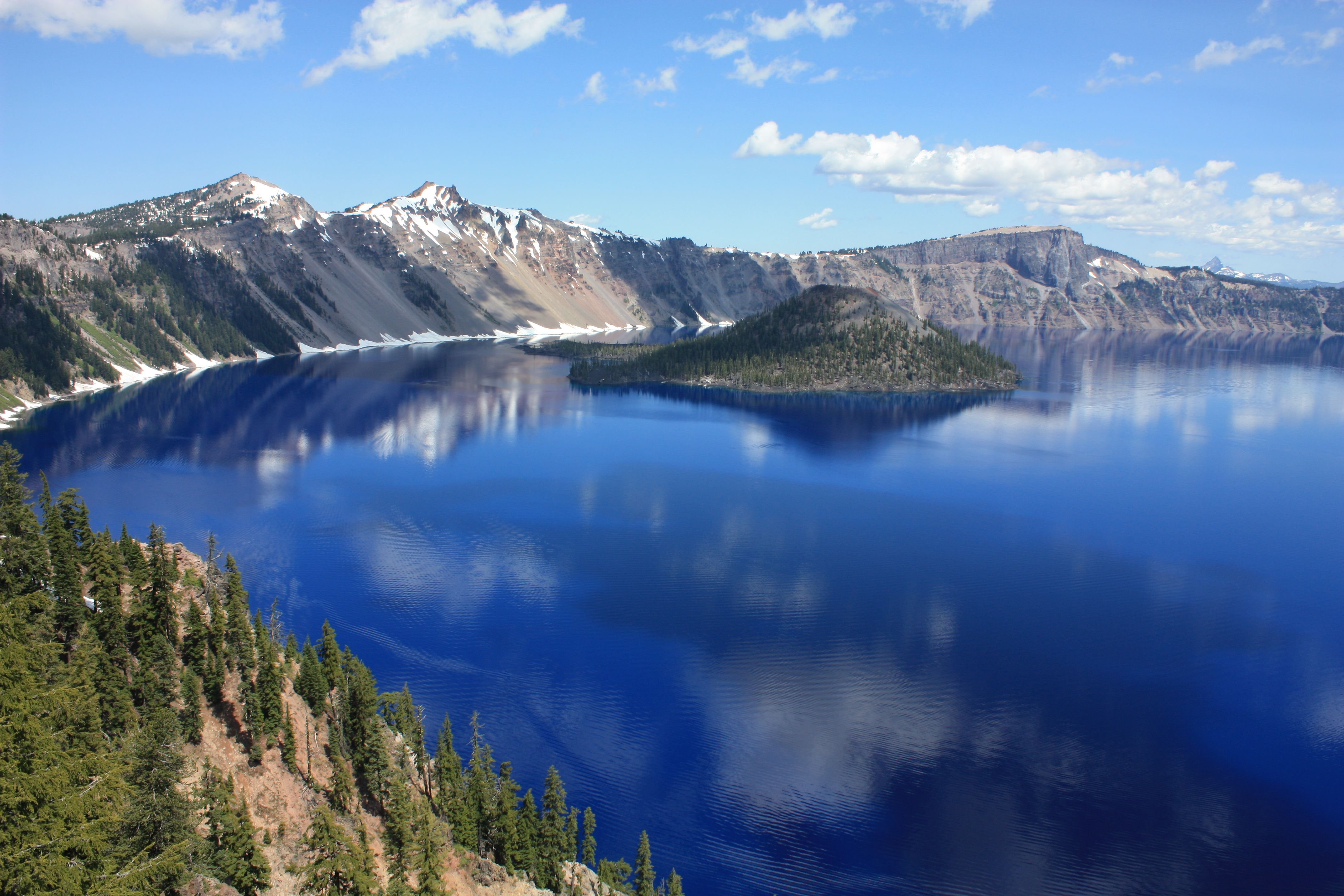 Озера планеты. Озеро вулкана Мазама Орегон. Большое Медвежье озеро Канада. Кратерное озеро в Орегоне. Озеро Крейтер – самое глубокое в США.