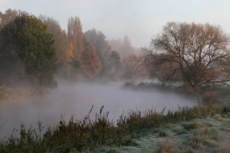 Поздняя осень туман река