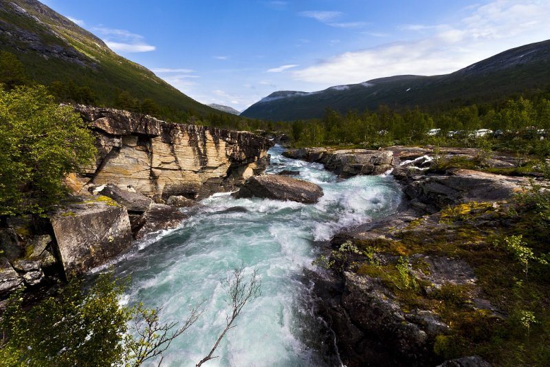 Поток в чистой реке Аляски