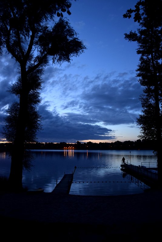 Красивое озеро ночью