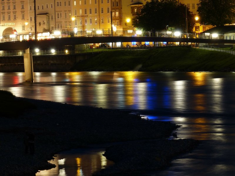 Отражение фонарей в реке