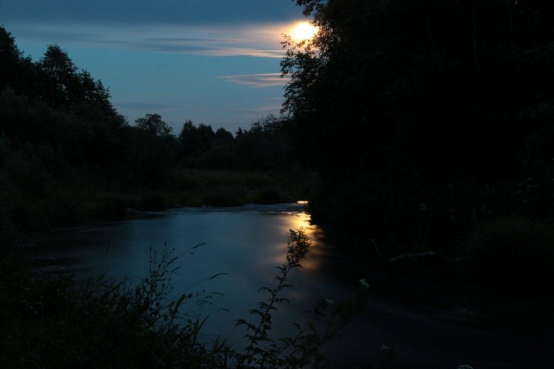 Луна над рекой ночью