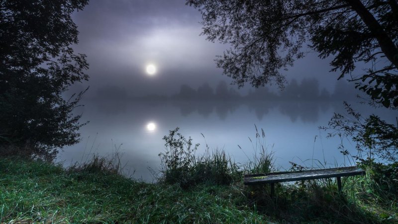 Ночное озеро в тумане