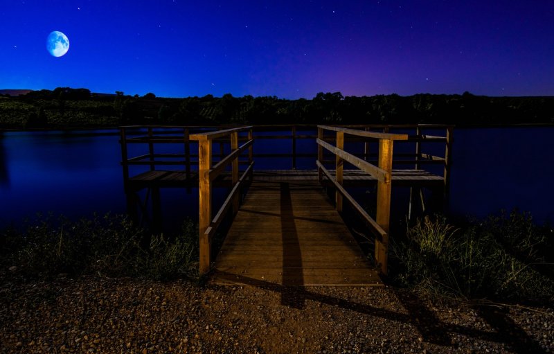 Ночное озеро с мостом