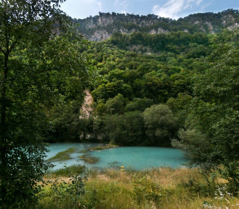 Минеральное озеро в ущелье реки Ардон