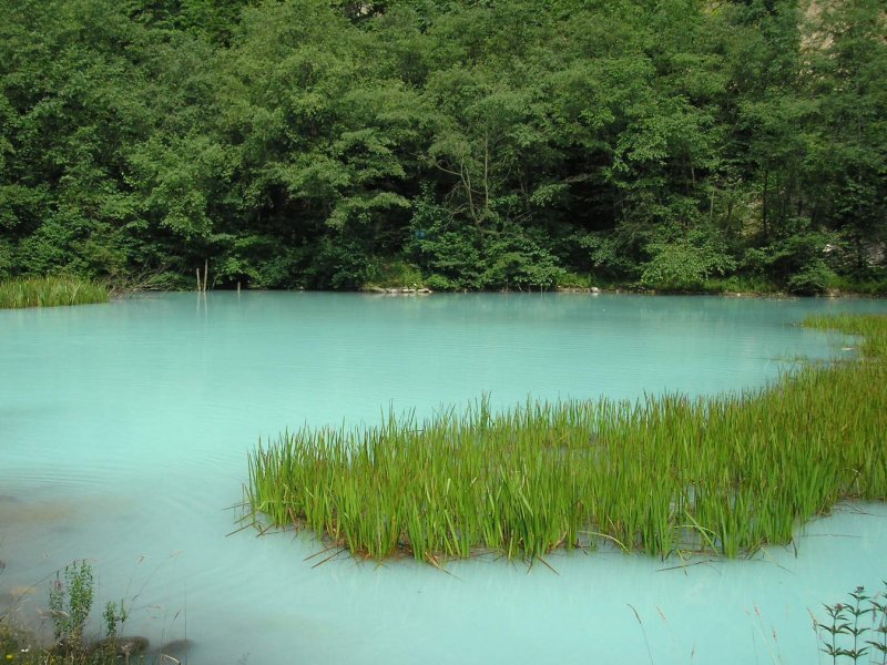 Минеральное озеро в ущелье реки Ардон