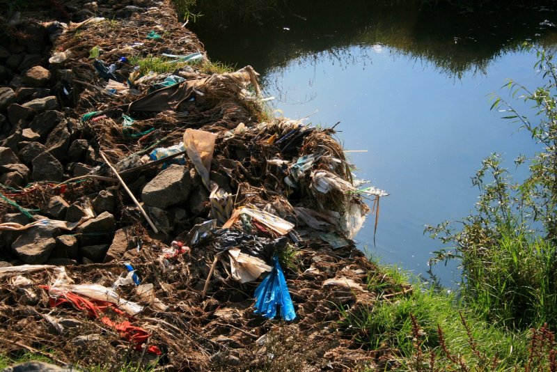 Выброс мусора в водоемы