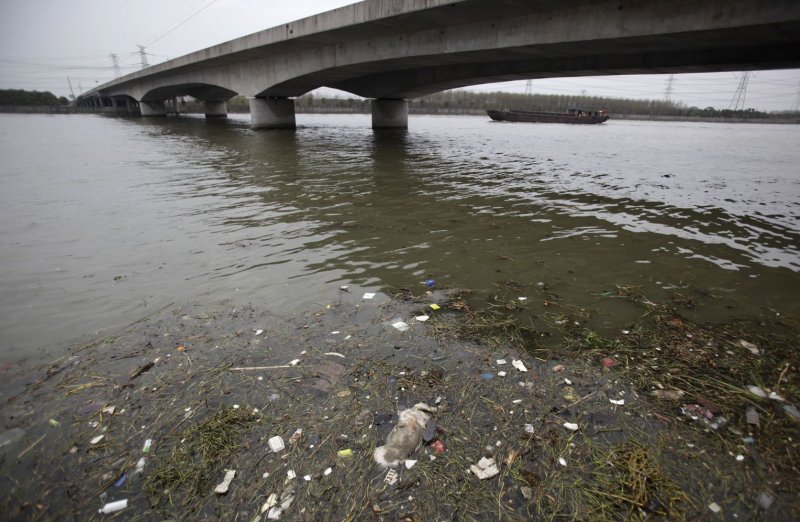 Загрязненная река Томь